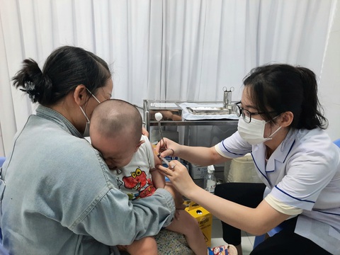 UBND TP.HCM phân bổ chương trình tiêm chủng mở rộng hơn 2,5 tỉ đồng đảm bảo tỉ lệ bao phủ vắc xin - Ảnh: THU HIẾN UBND TP.HCM phân bổ hơn 2,5 tỉ đồng cho chương trình tiêm chủng mở rộng để đảm bảo tỉ lệ bao phủ vắc xin - Ảnh: THU HIẾN