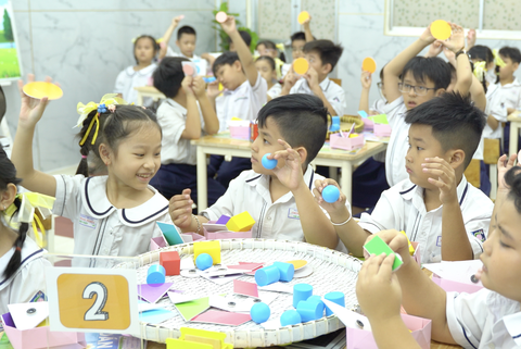 Học thông qua chơi gắn kết trẻ với người thân - Ảnh 2. Với mô hình giáo dục học thông qua chơi, học sinh được khuyến khích nêu góc nhìn, tự do sáng tạo - Ảnh: P.THẢO
