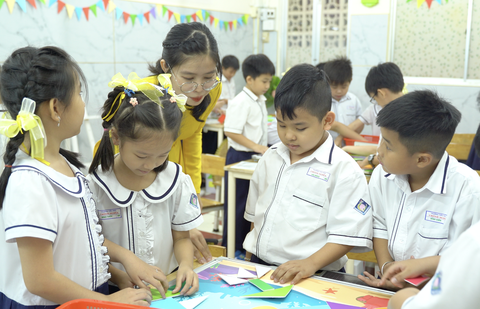 Học thông qua chơi gắn kết trẻ với người thân - Ảnh 3. Các học sinh đang cùng tham gia học thông qua chơi dưới sự hướng dẫn của giáo viên - Ảnh: P.THẢO