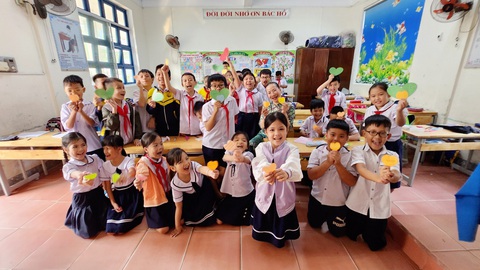 Học thông qua chơi gắn kết trẻ với người thân - Ảnh 1. Học sinh Trường tiểu học Nguyễn Tất Thành (Quảng Trị) hào hứng khoe thành quả sau những buổi học thông qua chơi - Ảnh: P.THẢO