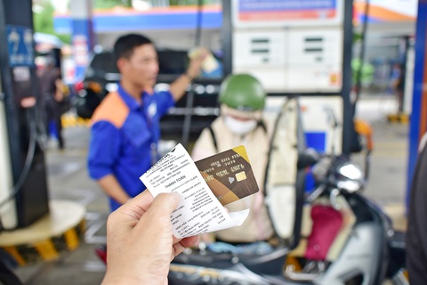 Khách trả tiền đổ xăng bằng thẻ tín dụng tại một cây xăng ở quận 1, TP.HCM vào chiều 1-11 - Ảnh: T.T.D. Khách trả tiền đổ xăng bằng thẻ tín dụng tại một cây xăng ở quận 1, TP.HCM vào chiều 1-11 - Ảnh: T.T.D.