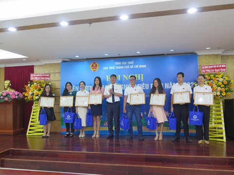 Nhiều doanh nghiệp, hộ kinh doanh được tuyên dương nộp thuế tốt - Ảnh 1. Nhiều doanh nghiệp, hộ kinh doanh được tuyên dương nộp thuế tốt - Ảnh: A.H.