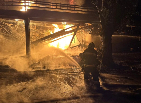 Lính cứu hỏa khống chế ngọn lửa tại nhà máy lọc dầu ở Kremenchuk, Ukraine - Ảnh: REUTERS Lính cứu hỏa khống chế ngọn lửa tại nhà máy lọc dầu ở thành phố Kremenchuk, Ukraine - Ảnh: REUTERS