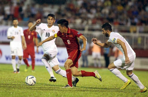 HLV Philippe Troussier triệu tập Văn Quyết cho vòng loại World Cup 2026 - Ảnh 1. Văn Quyết trong màu áo đội tuyển Việt Nam - Ảnh: N.K