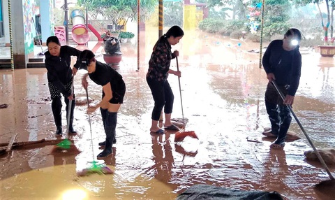 Hà Tĩnh: Còn hơn 3.300 học sinh chưa thể đến trường bởi ảnh hưởng mưa lũ - Ảnh 2. Lũ sau khi rút để lại khối lượng lớn bùn đất trên sân trường, các giáo viên huyện Hương Khê tất bật dọn dẹp để sớm đón học sinh đi học trở lại - Ảnh: H.A.