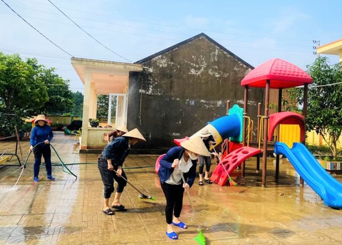 Hà Tĩnh: Còn hơn 3.300 học sinh chưa thể đến trường bởi ảnh hưởng mưa lũ - Ảnh 1. Các giáo viên Trường mầm non Hà Linh vệ sinh sân trường sau khi lũ rút - Ảnh: H.A.