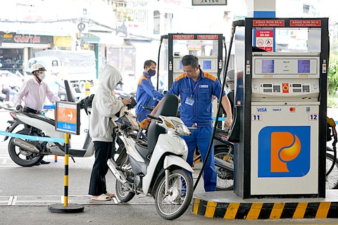 Nhiều người dân khi mua xăng không quan tâm đến việc nhận hóa đơn - Ảnh: HỮU HẠNH Nhiều người dân khi mua xăng không quan tâm đến việc nhận hóa đơn - Ảnh: HỮU HẠNH