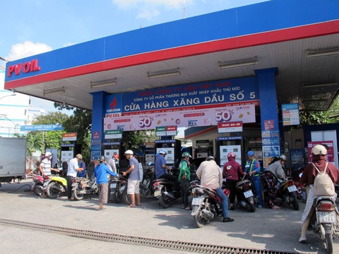 ‘Ông lớn’ xăng dầu lãi vượt kế hoạch nhờ giá bán tăng, nhiều đầu mối nhỏ tạm ngừng - Ảnh 1. Tính từ ngày 3-7-2023 đến nay, giá xăng đã tăng tới chín lần, giữ nguyên một lần và giảm hai lần - Ảnh: PVOIL