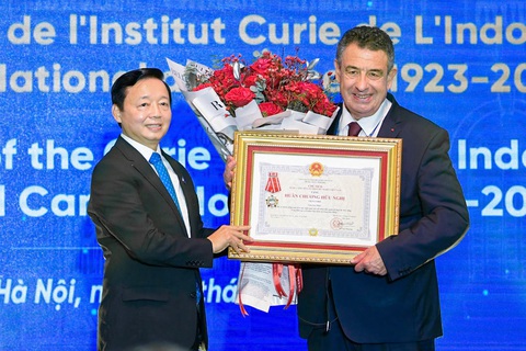 100 năm hành trình đặt nền móng cho ngành ung thư Việt Nam - Ảnh 4. Phó thủ tướng Trần Hồng Hà trao tặng Huân chương Hữu nghị cho Viện Curie - Cộng hòa Pháp - Ảnh: NAM TRẦN