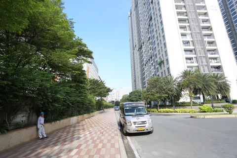 Tập đoàn SSG không ủng hộ dỡ bức tường chắn đường ven sông ở Saigon Pearl - Ảnh 2. Xe cộ chạy đến bức tường cuối đường Trần Trọng Kim (khu Vinhomes) phải quay đầu "đánh vòng" ra đường Nguyễn Hữu Cảnh khoảng 1km để qua Saigon Pearl - Ảnh: CHÂU TUẤN