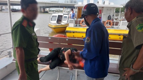 Nhân viên buýt sông giải cứu người phụ nữ vừa nhảy cầu Sài Gòn - Ảnh 2. Người phụ nữ này khoảng 64 tuổi (ngụ quận 4), sau đó được các nhân viên buýt sông bàn giao cho công an khu vực để liên hệ với gia đình - Ảnh: Saigon Waterbus