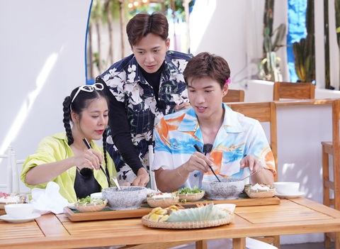 Vì ăn món nhum nướng đầu tiên nên Ngô Kiến Huy và Ngọc Phước phải ra đảo bắt nhum theo yêu cầu của ban tổ chức 2 ngày 1 đêm - Ảnh: BTC Vì ăn món nhum nướng đầu tiên nên Ngô Kiến Huy và Ngọc Phước phải ra đảo bắt nhum theo yêu cầu của ban tổ chức 2 ngày 1 đêm - Ảnh: BTC