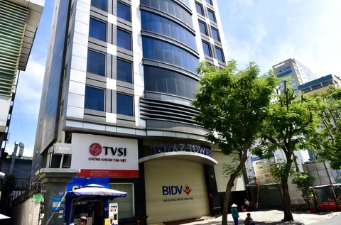 Tổng giám đốc Vạn Thịnh Phát Trương Huệ Vân lập công ty ‘ma’ giúp Trương Mỹ Lan chiếm đoạt tiền SCB - Ảnh 2. Tài sản tại số 66 Phó Đức Chính, phường Nguyễn Thái Bình, quận 1, TP.HCM được Cơ quan cảnh sát điều tra Bộ Công an ra lệnh kê biên trong vụ án Vạn Thịnh Phát ngày 11-8-2023 - Ảnh: T.T.D.