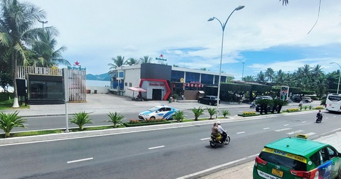 Các nhà hàng trên bãi biển Nha Trang sẽ ra sao khi qui hoạch lại? - Ảnh 3. Khu nhà hàng du lịch Bốn Mùa Nha Trang được đề xuất vẫn giữ chức năng nhà hàng, giải trí nhưng phải cải tạo lại - Ảnh: PHAN SÔNG NGÂN