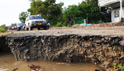 Mất hơn 1 giờ để di chuyển khoảng 1km qua đoạn đường sạt lở - Ảnh 1. Hơn 4 tháng nay, nhiều ô tô không thể đi qua điểm sạt lở