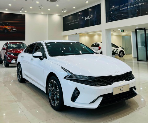 Tin tức giá xe: Kia K5 giảm kỷ lục 139 triệu đồng, rẻ ngang sedan hạng C - Ảnh 1. Kia K5 tại một đại lý Hà Nội chỉ còn 720 triệu đồng - Ảnh: Đại lý Kia/Facebook