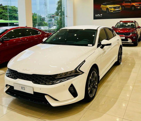 Tin tức giá xe: Kia K5 giảm kỷ lục 139 triệu đồng, rẻ ngang sedan hạng C - Ảnh 2. Kia K5 ghi điểm nhờ kiểu dáng trẻ trung và năng động so với các đối thủ trong cùng phân khúc. Phía trước có lưới tản nhiệt được thiết kế hài hòa với cặp đèn pha. Bản Luxury dùng đèn pha LED thông thường, còn bản Premium và GT-Line dùng đèn pha LED Projector. Mâm kích thước 18 inch