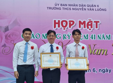 BHXH TP.HCM khen thưởng hiệu trưởng có sáng kiến tặng thẻ BHYT cho học sinh khó khăn - Ảnh 1. Ông Trần Dũng Hà, phó giám đốc Bảo hiểm xã hội TP.HCM (bìa trái), trao giấy khen và phần thưởng cho thầy Đinh Phú Cường (giữa) và đại diện Trường THCS Nguyễn Văn Luông - Ảnh: BHXH TP cung cấp