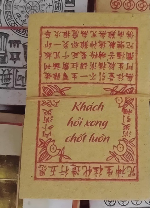Ảnh vui 20-11: Không biết chăn bò hay bò... chăn đây?! - Ảnh 3. "Bùa" cho mấy chị bán hàng online?! U là trời...