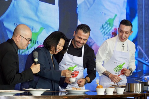 Bà Lê Hạnh, CEO TV Hub - nhà sản xuất nhiều chương trình truyền hình như Top Chef, Iron Chef... đang cùng đầu bếp Ý chuẩn bị món ba chỉ heo nấu chậm, kết hợp cùng bí đỏ nghiền, xốt giấm đen Balsamic và thịt heo - Ảnh: HỮU HẠNH Bà Lê Hạnh, CEO TV Hub - nhà sản xuất nhiều chương trình truyền hình như Top Chef, Iron Chef... - đang cùng đầu bếp Ý chuẩn bị món ba chỉ heo nấu chậm, kết hợp cùng bí đỏ nghiền, xốt giấm đen Balsamic và thịt heo - Ảnh: HỮU HẠNH