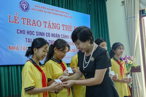 Đại diện một doanh nghiệp tặng thẻ bảo hiểm y tế cho học sinh nghèo, hoàn cảnh khó khăn tại TP Phúc Yên, Vĩnh Phúc - Ảnh: HÀ QUÂN Đại diện một doanh nghiệp tặng thẻ bảo hiểm y tế cho học sinh nghèo, hoàn cảnh khó khăn tại TP Phúc Yên, tỉnh Vĩnh Phúc - Ảnh: HÀ QUÂN