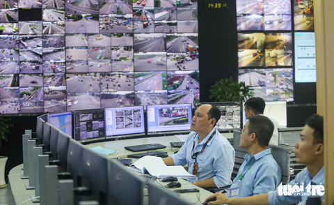 Phạt nguội xe quá tải vận hành trơn tru, khắc phục ngay nếu gặp lỗi - Ảnh 1. Phòng trực camera giám sát ở Trung tâm Quản lý điều hành giao thông đô thị TP.HCM - Ảnh: CHÂU TUẤN