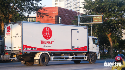 Phạt nguội xe quá tải vận hành trơn tru, khắc phục ngay nếu gặp lỗi - Ảnh 3. Bảng hiển thị thông tin trạm kiểm tra tải trọng xe số 3 khu vực cầu Ông Lớn, quận 7 (trạm triển khai phạt nguội) - Ảnh: CHÂU TUẤN