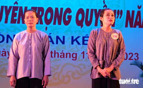 Diễn viên Kim Tuyến (bìa phải) vai cô Diệu trong trích đoạn Lá sầu riêng dự thi tối 19-11 - Ảnh: LINH ĐOAN Diễn viên Kim Tuyến (bìa phải) vai cô Diệu trong trích đoạn Lá sầu riêng dự thi tối 19-11 - Ảnh: LINH ĐOAN