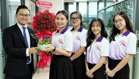 Ngày 20-11, tâm sự người thầy với Gen Z… - Ảnh 4. Nhiệt tình, gần gũi là chân dung của tiến sĩ Đỗ Hữu Nguyên Lộc trong suy nghĩ của nhiều sinh viên - Ảnh: V.TUẤN