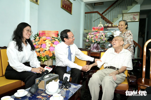 Bí thư Thành ủy Nguyễn Văn Nên thăm hỏi, tri ân các nhà giáo tiêu biểu - Ảnh 1. Ông Chu Phạm Ngọc Sơn đỗ tiến sĩ tại Đại học Delaware (Hoa Kỳ) năm 1962 và được công nhận chức danh giáo sư năm 1980 - Ảnh: HỮU HẠNH