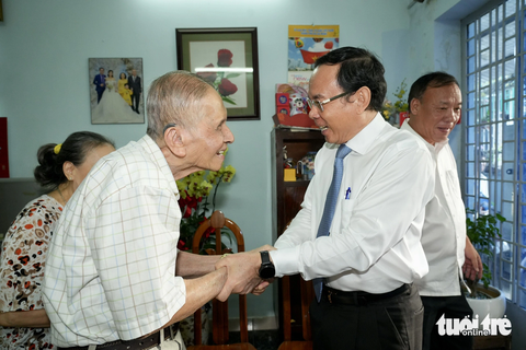 Bí thư Thành ủy Nguyễn Văn Nên thăm hỏi, tri ân các nhà giáo tiêu biểu - Ảnh 2. Đáp lại lời thăm hỏi, giáo sư Chu Phạm Ngọc Sơn mong lãnh đạo TP quan tâm đến các nhà khoa học, tạo mọi điều kiện để họ được làm việc, cống hiến cho TP.HCM - Ảnh: HỮU HẠNH