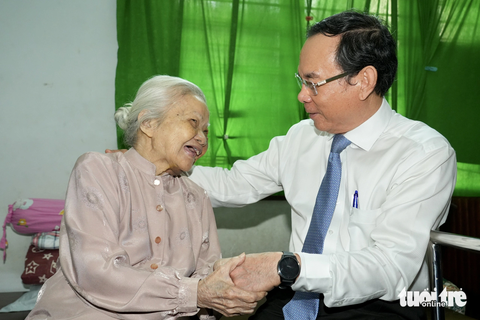 Bí thư Thành ủy Nguyễn Văn Nên thăm hỏi, tri ân các nhà giáo tiêu biểu - Ảnh 3. Bí thư Thành ủy Nguyễn Văn Nên thăm hỏi, trò chuyện cùng bà Phan Thị Nở - Ảnh: HỮU HẠNH