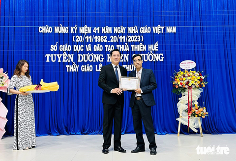 Khen thưởng thầy giáo cứu 3 người bị nước lũ cuốn trôi - Ảnh 1. Ông Đoàn Minh Thắng (trái, phó giám đốc Sở Giáo dục và Đào tạo Thừa Thiên Huế) trao bằng khen cho thầy Lê Ngọc Thùy vì hành động dũng cảm cứu người bị nước lũ cuốn trôi - Ảnh: HUỲNH TRƯỜNG THÂN