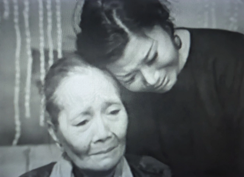 NSND Bảy Nam (vai bà Tư) và NSND Kim Cương (vai cô Diệu) trong Lá sầu riêng - Ảnh chụp màn hình: LINH ĐOAN NSND Bảy Nam (trái, vai bà Tư) và NSND Kim Cương (vai cô Diệu) trong Lá sầu riêng - Ảnh chụp màn hình: LINH ĐOAN