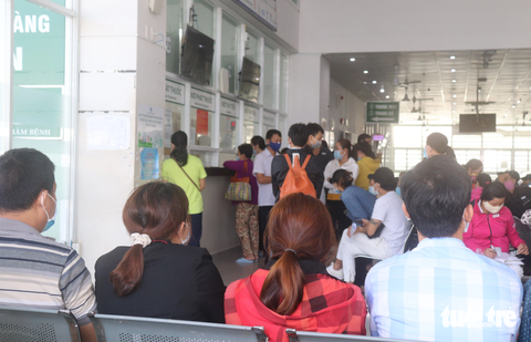 Mắc một loại ung thư nhưng kiêng ăn tất cả món của nhiều bệnh nhân ung thư khác - Ảnh 3. Thực tế bệnh nhân ung thư chỉ chú ý đến kiêng món ăn nào, mà không quan tâm đến việc được ăn món gì. Trong ảnh: Bệnh nhân chờ khám, lấy thuốc tại Bệnh viện Ung bướu TP.HCM - Ảnh: XUÂN MAI