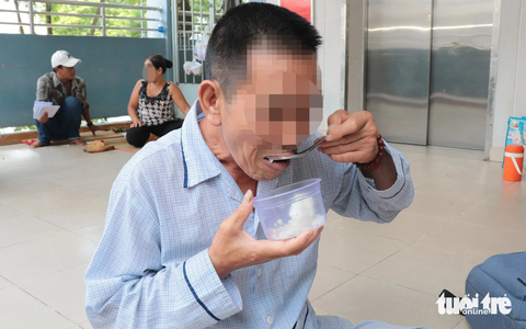 Mắc một loại ung thư nhưng kiêng ăn tất cả món của nhiều bệnh nhân ung thư khác - Ảnh 1. Một bệnh nhân ung thư ăn suất ăn từ thiện để dồn tiền cho việc điều trị - Ảnh: XUÂN MAI