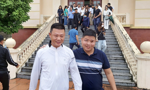 VKS kháng nghị vụ cựu phó bí thư Tỉnh Đoàn Yên Bái Đinh Tiến Hùng được tuyên vô tội - Ảnh 1. Ông Đinh Tiến Hùng (áo trắng) rời tòa - Ảnh: ANH HÒA