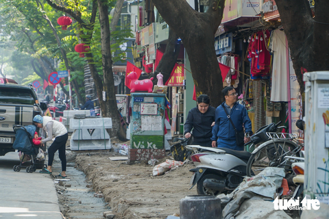 'Đến hẹn lại lên', cuối năm, loạt vỉa hè ở Hà Nội lại bị xới tung để... lát lại - Ảnh 1. Vỉa hè trên phố Tô Hiệu bị đào xới ngổn ngang, lõm sâu so với mặt đường - Ảnh: PHẠM TUẤN