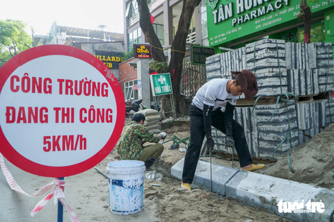 'Đến hẹn lại lên', cuối năm, loạt vỉa hè ở Hà Nội lại bị xới tung để... lát lại - Ảnh 4. Công nhân tích cực lát lại gạch đá trên vỉa hè thủ đô.