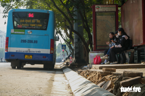 'Đến hẹn lại lên', cuối năm, loạt vỉa hè ở Hà Nội lại bị xới tung để... lát lại - Ảnh 7. Vỉa hè trên đường Nguyễn Văn Huyên bị đào xới, ngay cạnh một bến xe buýt - Ảnh: PHẠM TUẤN