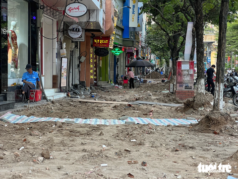 'Đến hẹn lại lên', cuối năm, loạt vỉa hè ở Hà Nội lại bị xới tung để... lát lại - Ảnh 9. Hình ảnh vỉa hè trên đường Trần Thái Tông mà Tuổi Trẻ Online ghi nhận ngày 23-10-2023 - Ảnh: PHẠM TUẤN