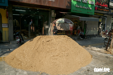 'Đến hẹn lại lên', cuối năm, loạt vỉa hè ở Hà Nội lại bị xới tung để... lát lại - Ảnh 10. Tuy nhiên đến ngày 20-11, nhiều hạng mục trên vỉa hè của tuyến phố này vẫn chưa hoàn thiện, cát được chất đống - Ảnh: PHẠM TUẤN