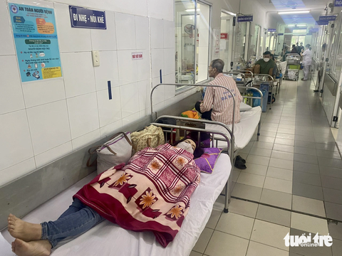 Thời tiết miền Trung chuyển mùa, bệnh về hô hấp tăng mạnh - Ảnh 1. Số ca bệnh về hô hấp tăng nhanh, khoa nội hô hấp - miễn dịch dị ứng Bệnh viện Đà Nẵng phải kê thêm giường bệnh ngoài hành lang.