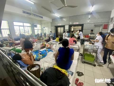 Thời tiết miền Trung chuyển mùa, bệnh về hô hấp tăng mạnh - Ảnh 3. Khoa nội hô hấp - miễn dịch dị ứng Bệnh viện Đà Nẵng quá tải, phải kê thêm giường bệnh ngoài tiền sảnh.