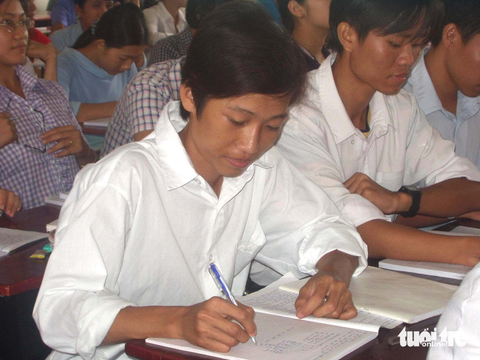 Hành trình 20 năm viết nên những câu chuyện đẹp của cuộc đời - Ảnh 3. Lê Thanh Phong thi đậu hai trường ĐH Nông lâm và Cao đẳng Xây dựng số 2, TP.HCM năm 2003. Với mọi người, việc đậu đại học là chuyện đơn giản đối với Phong, nhưng cho Phong đi học thì không ai tin nổi vì hàng xóm ai không biết gia đình Phong quá nghèo. Đúng là quá nghèo nên Phong chỉ có độc nhất chiếc áo trắng lành lặn đến trường, từ khi vào cấp III Phong “chết tên” luôn để “cặp kè” với chiếc áo sơ mi ngả màu của mình. Mỗi ngày Phong thức dậy từ mờ sáng, vét chén cơm nguội nhín lại từ tối hôm trước rồi gò lưng hơn 18km tới Trường THPT Hàm Tân (tỉnh Bình Thuận) - Ảnh: VĂN HẢI