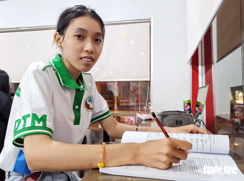 Chiếc áo đồng phục lớp ở đại học là món đồ mới duy nhất Tố Trinh có gần hai năm qua - Ảnh: C.TRIỆU Chiếc áo đồng phục lớp ở đại học là món đồ mới duy nhất Tố Trinh có gần hai năm qua - Ảnh: C.TRIỆU