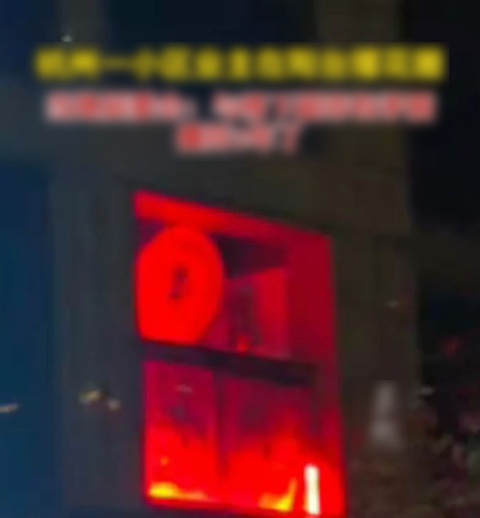 'Hô biến' ban công thành nhà tang lễ để trả thù hàng xóm - Ảnh 2. Buổi tối, gia chủ bật đèn đỏ khiến căn hộ càng thêm u ám.