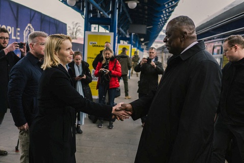 Mỹ cam kết 'luôn ở lâu dài' bên Tổng thống Ukraine Zelensky - Ảnh 2. Bộ trưởng Quốc phòng Mỹ Lloyd Austin được chào đón khi đến Ukraine ngày 20-11 - Ảnh: REUTERS