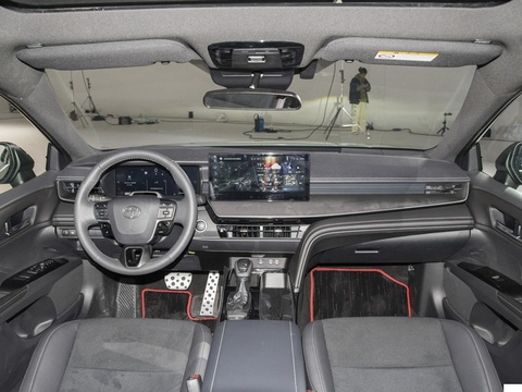 Toyota Camry đời mới ra mắt tại Trung Quốc, có nhiều điểm riêng có thể được khai thác - Ảnh 4. Nội thất Camry Trung Quốc dùng màn hình cảm ứng trung tâm cực lớn - yếu tố rất thường xuất hiện trên xe tại thị trường này - Ảnh: headlightmag