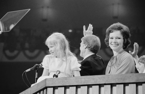 Rosalynn Carter: Cựu đệ nhất phu nhân Mỹ đấu tranh không ngừng cho sức khỏe tâm thần - Ảnh 1. Bà Carter cùng chồng và con gái tại Đại hội toàn quốc của Đảng Dân chủ ở thành phố New York năm 1976 - Ảnh: REUTERS